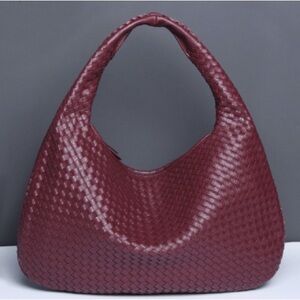 Huskycatshop woven crescent bag